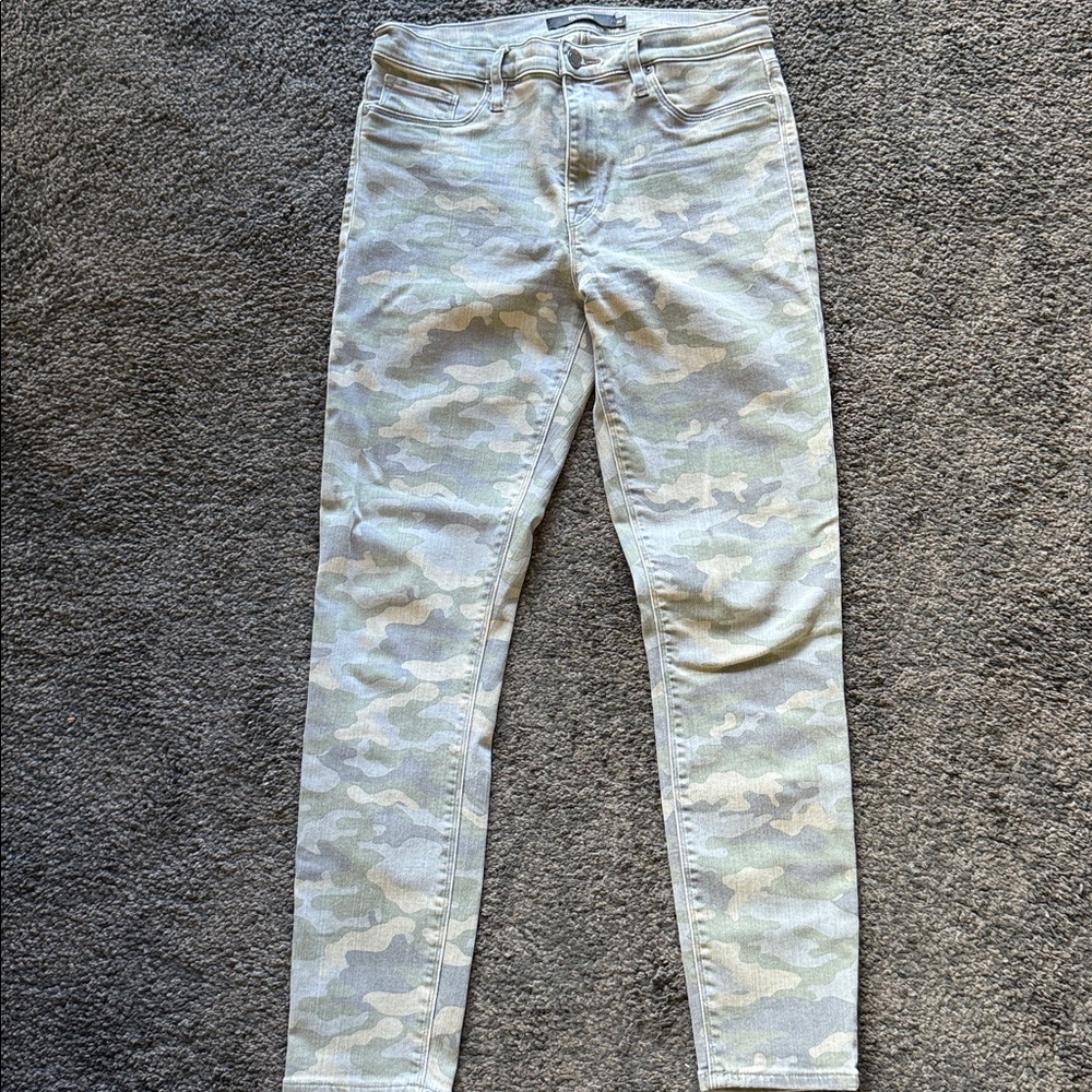 Hudson Barbara Super Skinny 28. Camo and so cute! Worn twice!